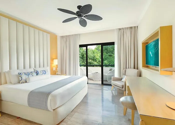 Grand Palladium Select White & Akumal